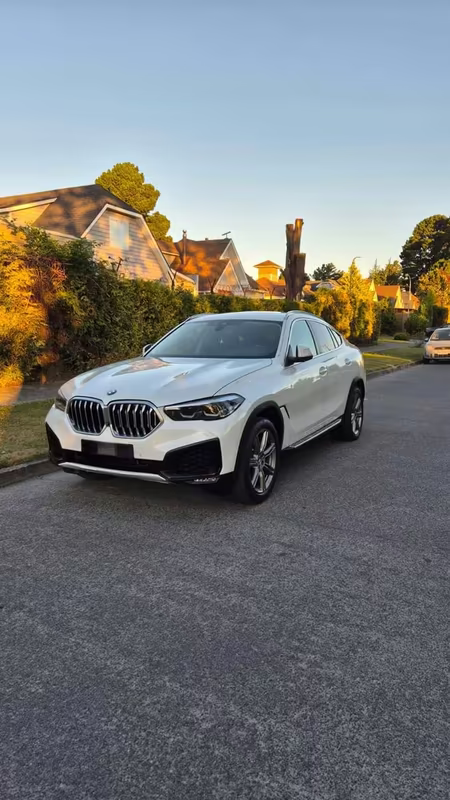Auto blanco estacionado en la calle